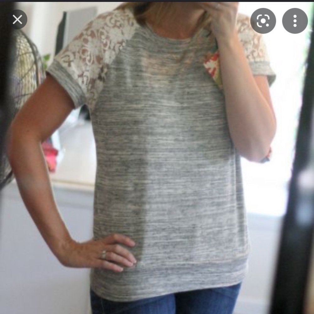 Le Lis Apollo gray and lace top